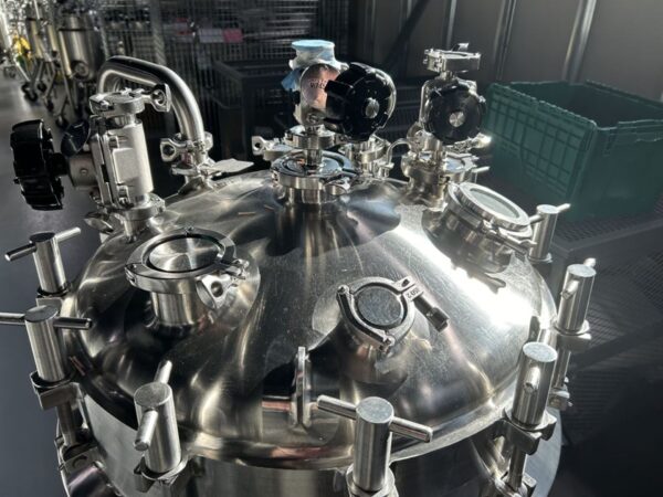 One Used 2012 Feldmeier 200L Mobile Vessel w/ Agitator & Millipore GMP500 Novaseptic Mixer - Image 3